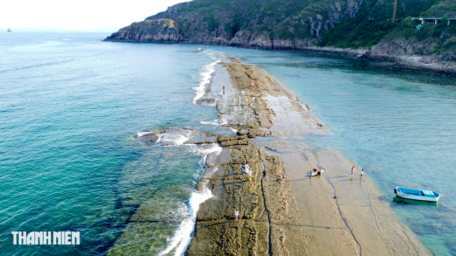 Tường thành cổ bí ẩn dưới đáy biển Nhơn Hải - Ảnh 4. Vùng núi thôn Hải Giang lại có một lũy đá kéo dài, bao quanh đỉnh núi Tam Tòa (thuộc hệ thống núi Phương Mai) của khu vực Hải Minh (P.Hải Cảng, TP.Quy Nhơn). Lũy được xây dựng bằng cách xếp chồng những viên đá núi có nhiều kích cỡ khác nhau. Ở những nơi còn nguyên vẹn, chiều cao của lũy đá khoảng từ 1 - 1,5m, đáy rộng 2m, bề mặt rộng 1,2m. Ảnh: Thanh Quân