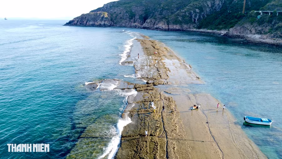 Vùng núi thôn Hải Giang lại có một lũy đá kéo dài, bao quanh đỉnh núi Tam Tòa (thuộc hệ thống núi Phương Mai) của khu vực Hải Minh (P.Hải Cảng, TP.Quy Nhơn). Lũy được xây dựng bằng cách xếp chồng những viên đá núi có nhiều kích cỡ khác nhau. Ở những nơi còn nguyên vẹn, chiều cao của lũy đá khoảng từ 1 - 1,5m, đáy rộng 2m, bề mặt rộng 1,2m. Ảnh: Thanh Quân