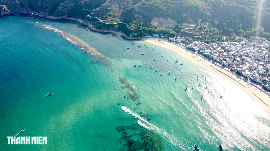 Tường thành cổ bí ẩn dưới đáy biển Nhơn Hải - Ảnh 5. Các chuyên gia nhận định, bờ thành Nhơn Hải và lũy đá trên núi Tam Tòa là những công trình phòng thủ khác nhau. Theo thư tịch cổ để lại thì người Champa xây dựng 4 thành lớn tại Bình Định gồm: Thị Nại (H.Tuy Phước), Đồ Bàn (TX.An Nhơn), Chas (TX.An Nhơn), Uất Trì (H.Tây Sơn) và một số thành nhỏ khác. Tuy nhiên, đến nay vẫn chưa phát hiện có tư liệu nào nhắc đến bờ thành được xây dựng ở vùng biển Nhơn Hải. Ảnh: Thanh Quân