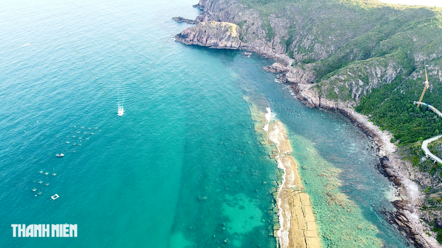 Tường thành cổ bí ẩn dưới đáy biển Nhơn Hải - Ảnh 2. Tường thành thứ nhất nối liền vách đá thôn Hải Nam ra đến đảo Hòn Khô của thôn Hải Đông. Bề mặt tường thành phẳng, rộng hơn 10m nhưng độ cao chưa xác định được. Nhiều ngư dân ở địa phương khẳng định tường thành này không xây bằng đá hoặc gạch, mà bằng hồ vữa đặc nguyên khối. Ảnh: Thanh Quân