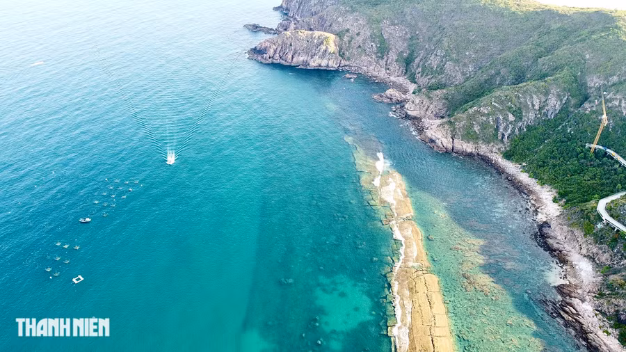 Tường thành thứ nhất nối liền vách đá thôn Hải Nam ra đến đảo Hòn Khô của thôn Hải Đông. Bề mặt tường thành phẳng, rộng hơn 10m nhưng độ cao chưa xác định được. Nhiều ngư dân ở địa phương khẳng định tường thành này không xây bằng đá hoặc gạch, mà bằng hồ vữa đặc nguyên khối. Ảnh: Thanh Quân