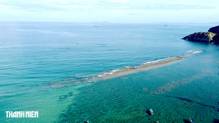 Tường thành cổ bí ẩn dưới đáy biển Nhơn Hải - Ảnh 3. Thôn Hải Giang (cách bờ thành nói trên hơn 5 km) cũng có bờ thành chìm dưới mặt nước biển, thủy triều xuống sẽ nhìn thấy đoạn thành dài hơn 3 km ở gần bờ, người dân địa phương gọi là Rạng Cầu. Hai đoạn bờ thành này có kết cấu giống nhau, nên nhiều người cho rằng đó là một tường thành kéo dài. Tuy nhiên, không ai tính chính xác tường thành này dài đến đâu và được xây dựng từ thời nào. Ảnh: Thanh Quân