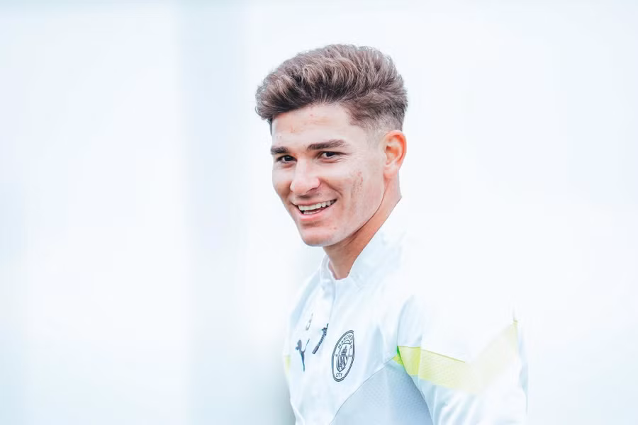 Julian Alvarez khó có cơ hội cạnh tranh suất đá chính với Haaland. Ảnh: MCFC