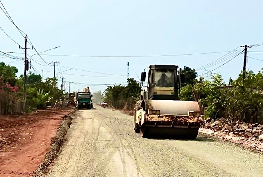 Tỉnh lộ 666 có ý nghĩa hết sức quan trọng trong việc giao thương, đi lại của người dân ở các xã đặc biệt khó khăn. Ảnh: Minh Phương