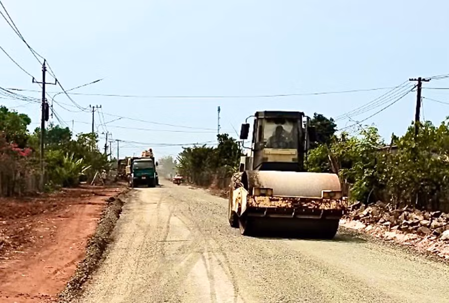 Tỉnh lộ 666 có ý nghĩa hết sức quan trọng trong việc giao thương, đi lại của người dân ở các xã đặc biệt khó khăn. Ảnh: Minh Phương