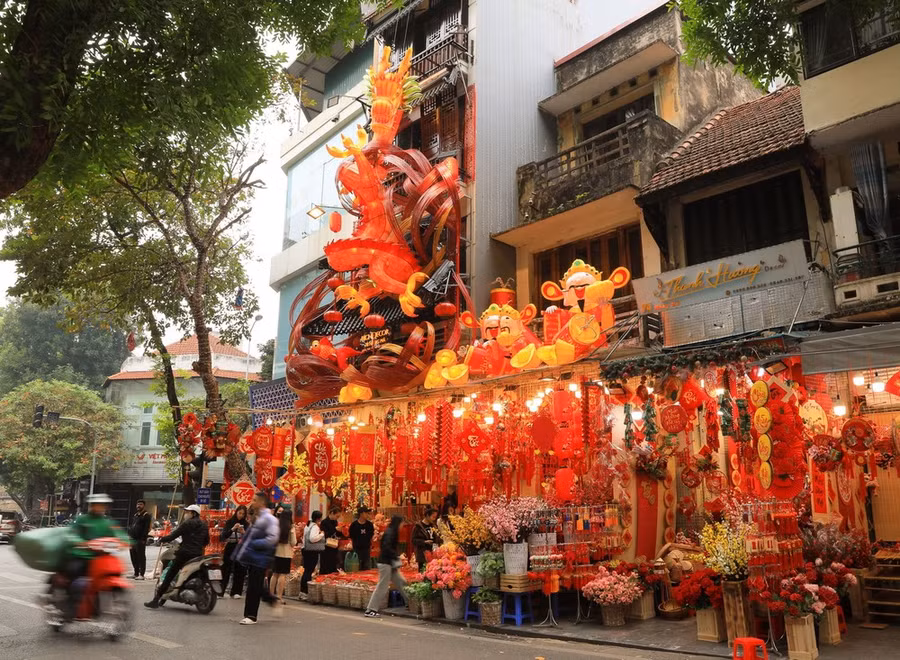 Một cửa hàng trên phố Hàng Mã làm mô hình rồng đỏ cao 12m nhân dịp Tết Giáp Thìn. (Ảnh: Hoàng Hiếu/TTXVN)