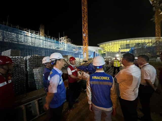 Giám đốc Cảng hàng không quốc tế Nội Bài Tô Tử Hà kiểm tra công trình thi công mở rộng Nhà ga hành khách T2 Nội Bài. Ảnh: Phan Công