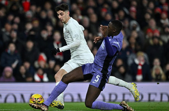 Hàng thủ Liverpool vất vả ngăn các đợt tấn công của Arsenal