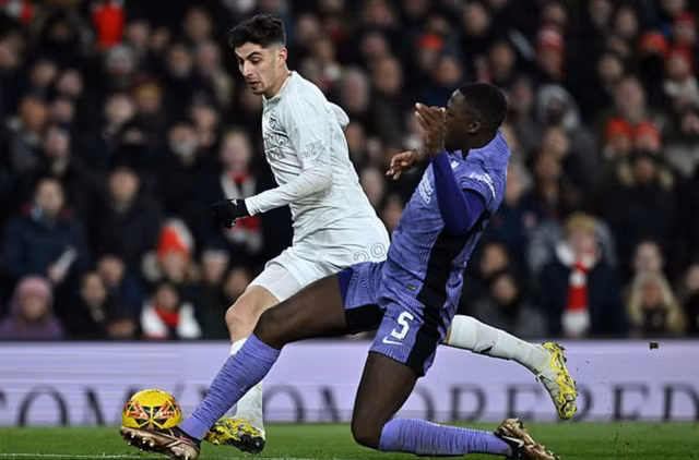 Hàng thủ Liverpool vất vả ngăn các đợt tấn công của Arsenal