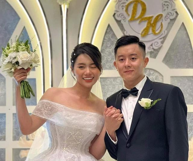 Đám cưới xong, Diễm mới phát hiện tấm hình chụp chung với Hà từ hồi mẫu giáo. Đám cưới xong, Diễm mới phát hiện tấm hình chụp chung với Hà từ hồi mẫu giáo.