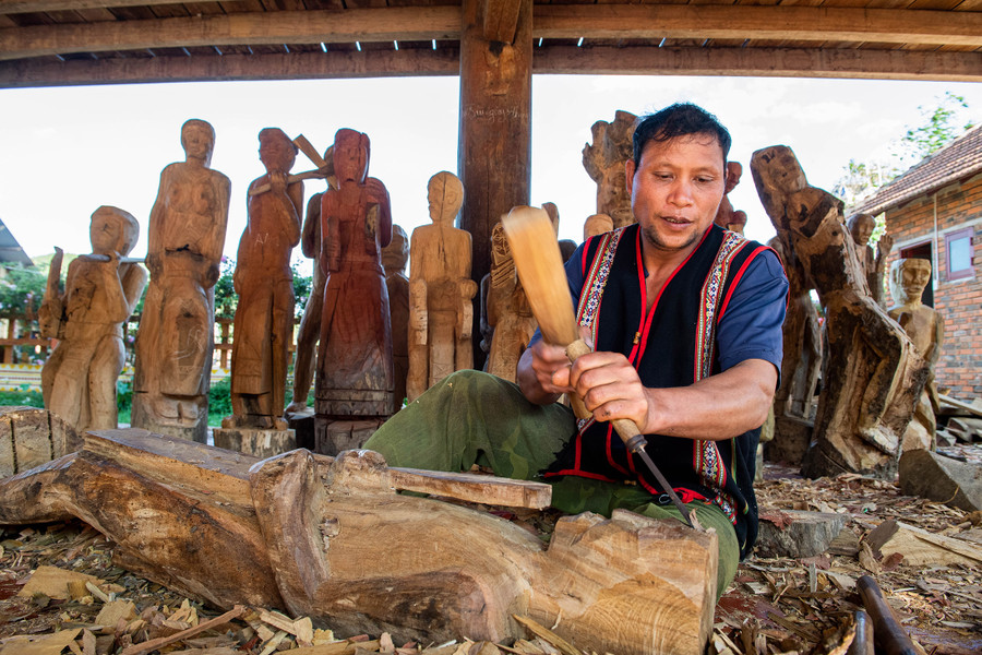 Trao truyền thổi tà vẩu, gìn giữ nghề đan lát, tạc tượng gỗ dân gian. Trao truyền thổi tà vẩu, gìn giữ nghề đan lát, tạc tượng gỗ dân gian.