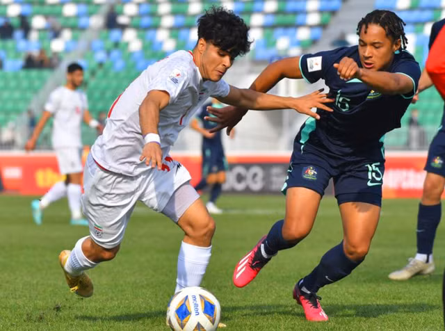U.20 Iran (trái) bất ngờ để thua U.20 Úc. Ảnh: AFC