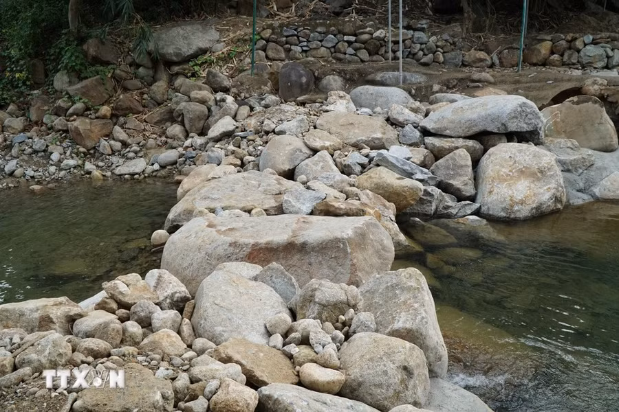 Một điểm du lịch tự phát trên suối Lương cố tình xếp các tảng đá lớn để chặn dòng chảy. (Ảnh: Quốc Dũng/TTXVN)