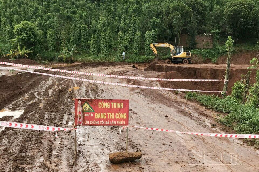 Chính quyền địa phương cảnh báo người dân không đi lại qua điểm đang sụt lún Chính quyền địa phương cảnh báo người dân không đi lại qua điểm đang sụt lún