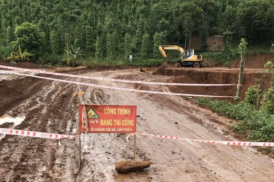 Chính quyền địa phương cảnh báo người dân không đi lại qua điểm đang sụt lún