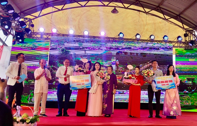 Chương trình đấu giá na được tổ chức để lấy kinh phí xây cầu dân sinh và nhà tặng người nghèo ở H.Chi Lăng. Ảnh: V.T