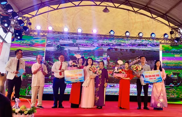 Chương trình đấu giá na được tổ chức để lấy kinh phí xây cầu dân sinh và nhà tặng người nghèo ở H.Chi Lăng. Ảnh: V.T