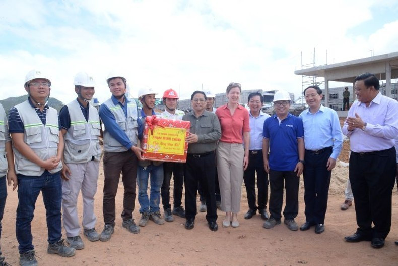 Thủ tướng Phạm Minh Chính thăm, tặng quà, động viên cán bộ, công nhân đang thi công và đại diện nhà đầu tư đang đầu tư vào Khu công nghiệp Becamex VSIP Bình Định trong Khu kinh tế Nhơn Hội. Thủ tướng Phạm Minh Chính thăm, tặng quà, động viên cán bộ, công nhân đang thi công và đại diện nhà đầu tư đang đầu tư vào Khu công nghiệp Becamex VSIP Bình Định trong Khu kinh tế Nhơn Hội.