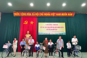 Thông qua nguồn tài trợ của Agribank chi nhánh Ia Pa, Ban tổ chức trao tặng 5 chiếc xe đạp cho các em học sinh vượt khó học giỏi tham gia buổi đối thoại. Ảnh: Vũ Chi