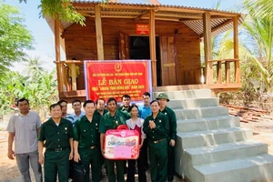 Hội Cựu chiến binh tỉnh Gia Lai phối hợp bàn giao nhà “Nghĩa tình đồng đội” cho hội viên CCB nghèo Ksor Niêng (thứ 3 từ phải sang, buôn H’Muk, xã Chư Ngọc). Ảnh: Thanh Tâm