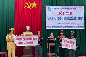 Phần thi thi ý tưởng sáng tạo tuyên truyền Luật an toàn giao thông của đội thi xã Chư Mố. Ảnh: Vũ Chi