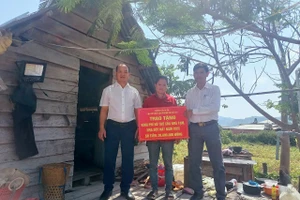 Chi bộ Khối Văn phòng Huyện ủy Ia Pa phối hợp với Đảng ủy xã Pờ Tó trao tặng kinh phí hỗ trợ sửa chữa nhà ở cho vợ anh Đinh Kêh. Ảnh: Huỳnh Thúy