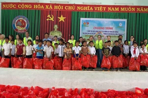 Đoàn xã Ia Dreh phối hợp với nhóm thiện nguyện Yoga Ngọc Hương tặng quà cho các em học sinh dân tộc thiểu số Trường Tiểu học Kim Đồng. Ảnh: ĐVCC