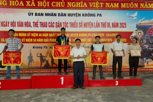 Ông Nguyễn Tiến Đãng-Phó Chủ tịch UBND huyện, Trưởng ban tổ chức Ngày hội trao giải toàn đoàn cho các đoàn nghệ nhân, vận động viên tham gia Ngày hội văn hóa, thể thao các dân tộc thiểu số huyện Krông Pa lần thứ III năm 2025. Ảnh: Vũ Chi