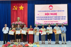 Các tập thể được nhận giấy khen của UBND huyện vì đã có thành tích xuất sắc trong công tác tham gia vận động, ủng hộ Quỹ “Vì người nghèo” của huyện năm 2023. Ảnh: Vũ Chi