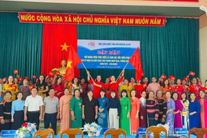 Màn trình diễn áo dài của các chị cán bộ, hội viên phụ nữ đã mang đến không khí sôi động cho buổi gặp mặt. Ảnh: Vũ Chi