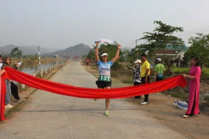 VĐV Vũ Thanh Xuân (xã Ia Rsươm, huyện Krông Pa) đã xuất sắc về nhất nội dung 5km nữ giải việt dã “Marathon Yang Pơtao Apui-Theo bước chân Vua Lửa”. Ảnh: Vũ Chi