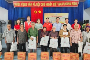 Hội Chữ thập đỏ tỉnh Gia Lai phối hợp với Hội Chữ thập đỏ huyện Phú Thiện, chính quyền địa phương xã Ia Ake trao quà cho các hộ gia đình có hoàn cảnh khó khăn tại địa phương. Ảnh: Ngọc Duy