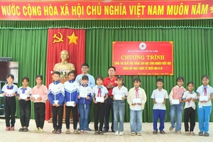 Hội Chữ thập đỏ huyện Phú Thiện phối hợp với Phòng Giáo dục và Đào tạo huyện tặng học bổng cho các em học sinh nghèo hiếu học. Ảnh: Bảo Anh