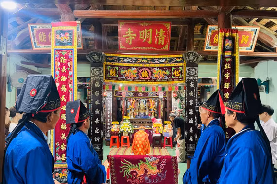 Ghi hình phim tài liệu “Lễ Thanh minh ở miếu Thanh Minh”