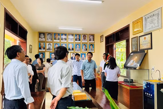 Dâng hương tại địa điểm thành lập Chi bộ Đảng đầu tiên huyện Cheo Reo