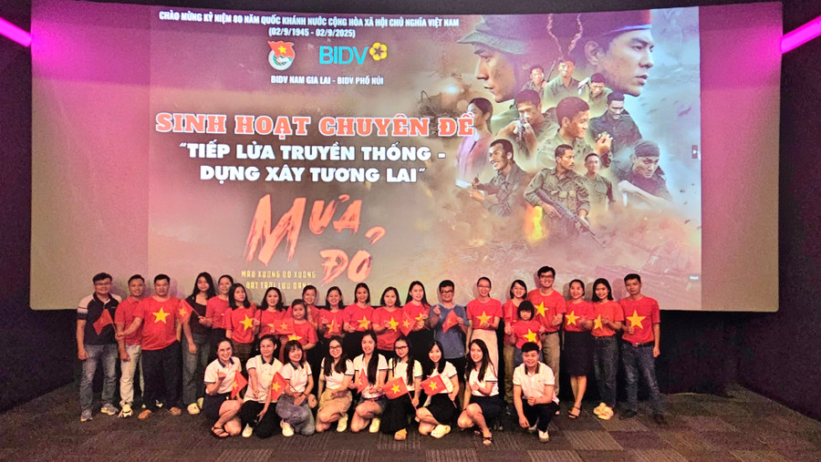 Đoàn cơ sở BIDV Phố Núi phối hợp với Đoàn cơ sở BIDV Nam Gia Lai ôn lại lịch sử hào hùng của dân tộc qua bộ phim Mưa đỏ. Ảnh: Ngọc Duy 20250829-211218.jpg