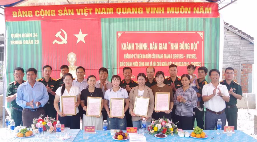 cac-nha-dinh-duoc-ho-tro-tien-xay-dung-nha-chup-anh-luu-niem-voi-lanh-dao-xa-ia-hiao-va-trung-doan-29.jpg