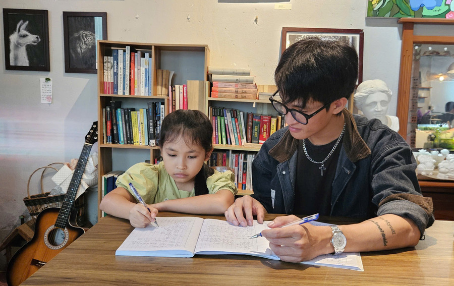Anh Nguyễn Vương Quốc (bìa phải) tận tình hướng dẫn học viên trong lớp học tiếng Anh Easy English. Ảnh: Ngọc Duy anh-nguyen-van-quoc-tan-tinh-huong-dan-hoc-vien-trong-lop-hoc-tieng-anh-mien-phi-anh-ngoc-duy.jpg