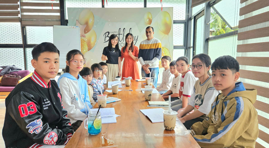 Các thành viên nhóm Dự án “Nuôi em thành tài Gia Lai” đồng hành cùng học sinh trong buổi học tiếng Anh. Ảnh: Ngọc Duy 20250709-110603.jpg