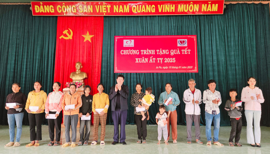 am-long-tet-den-trao-yeu-thuong-den-nguoi-dan-xa-kim-tan-huyen-ia-pa-anh-ngoc-duy.jpg