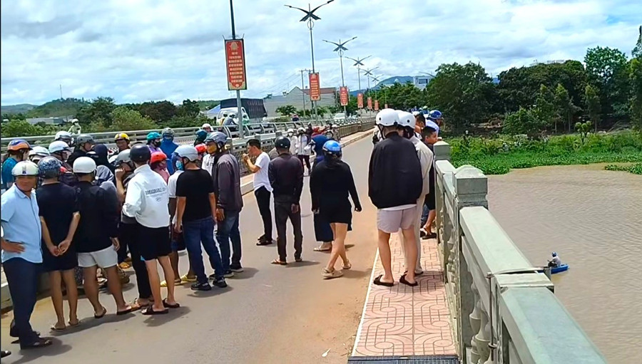 Người dân hiếu kì tập trung rất đông tại Yang Trung (thị trấn Kông Chro, huyện Kông Chro)-nơi thiếu niên nhảy cầu. Ảnh: Thúy Ngọ fcf5fea277c9c3979ad8.jpg