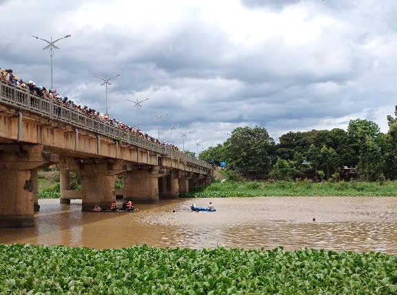 Lực lượng chức năng khẩn trương tìm kiếm thiếu niên nhảy cầu Yang Trung (thị trấn Kông Chro, huyện Kông Chro). Ảnh Bắc Hà 4b273664250f9151c81e.jpg