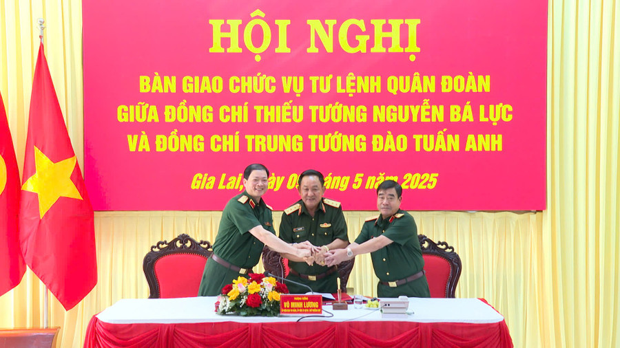 Thứ trưởng Bộ Quốc phòng Võ Minh Lương, Phó tổng Tham mưu trưởng QĐND Việt Nam Nguyễn Bá Lực và tân Tư lệnh Quân đoàn 34 Đào Tuấn Anh chụp ảnh lưu niệm tại lễ bàn giao chức vụ Tư lệnh. Ảnh: T.D 2ce928c5e45a56040f4b.jpg