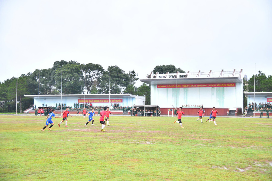 Các VĐV tranh tài ở môn bóng đá. Ảnh: T.D cac-vdv-tranh-tai-o-mon-bong-da-anh-td.jpg