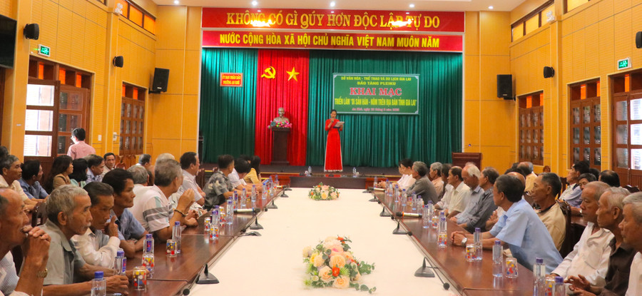 Quang cảnh buổi khai mạc triển lãm. Ảnh: Ngọc Minh img-7690.jpg