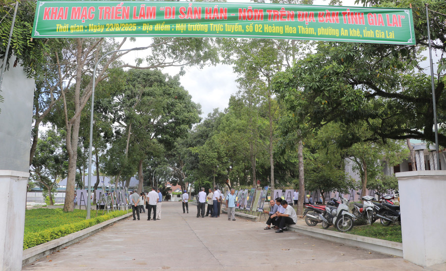 Từ ngày 23 đến 25-8, tại khuôn viên hội trường trực tuyến (phường An Khê), Bảo tàng Pleiku tổ chức triển lãm nhiều hình ảnh, tư liệu văn tự Hán Nôm. Ảnh: Ngọc Minh img-7751.jpg