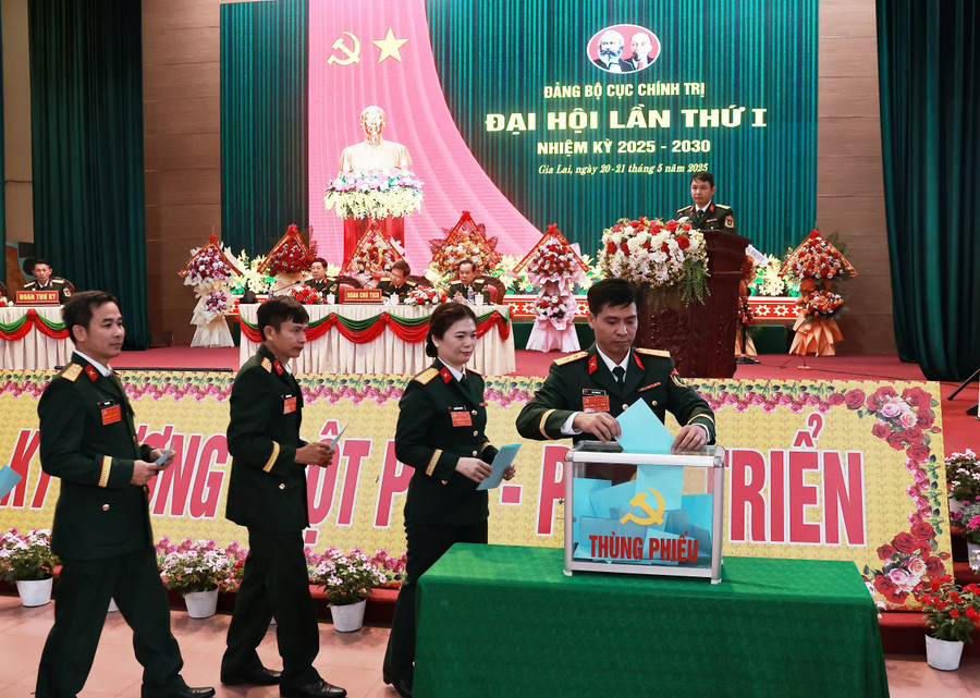 Đại biểu bỏ phiếu bầu Ban Chấp hành Đảng bộ Cục Chính trị nhiệm kỳ 2025-2030. Ảnh: N.T 46f6ce1f5cd3e98db0c2.jpg