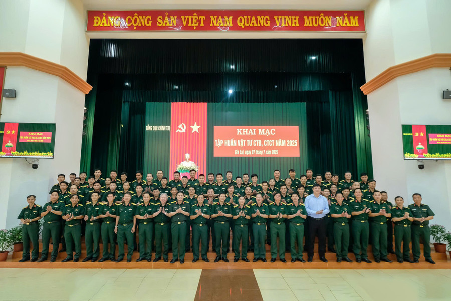 Học viên và đại biểu chụp ảnh lưu niệm tại lễ khai mạc lớp tập huấn. Ảnh: T.D 9728cf75c9047f5a2615.jpg
