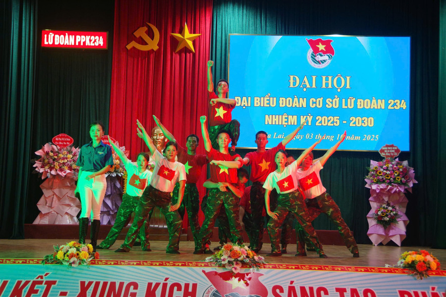 Các tiết mục văn nghệ chào mừng đại hội. Ảnh: T.D van-nghe-chao-mung-dai-hoi.jpg