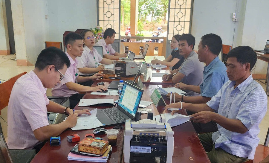 Phòng Giao dịch NHCSXH Chư Prông cho người dân vay vốn phát triển kinh tế. Ảnh: T.D phong-giao-dich-nhcsxh-chu-prong-trien-khai-hoat-dong-cho-vay-anh-td.jpg
